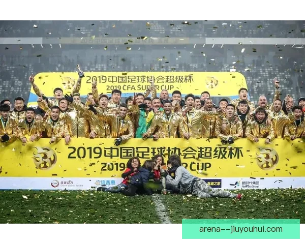 上海申花捧起足协杯与超级杯双冠荣耀 成就历史新篇章 上海申花捧起足协杯与超级杯双冠荣耀 成就历史新篇章