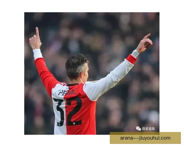 守田英正精彩远射破门助球队取得关键进球瞬间